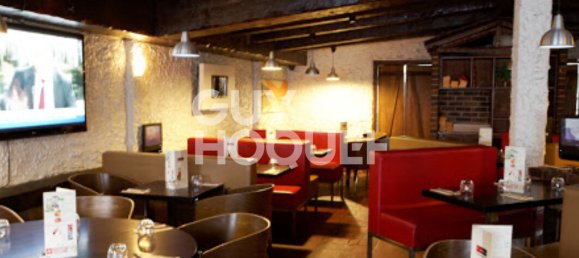 3 bedrooms Commercial property in Stains, France No. 131377 4