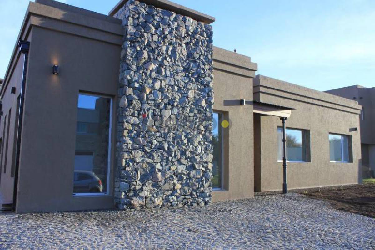 3 bedrooms House in Berazategui, Argentina No. 53210