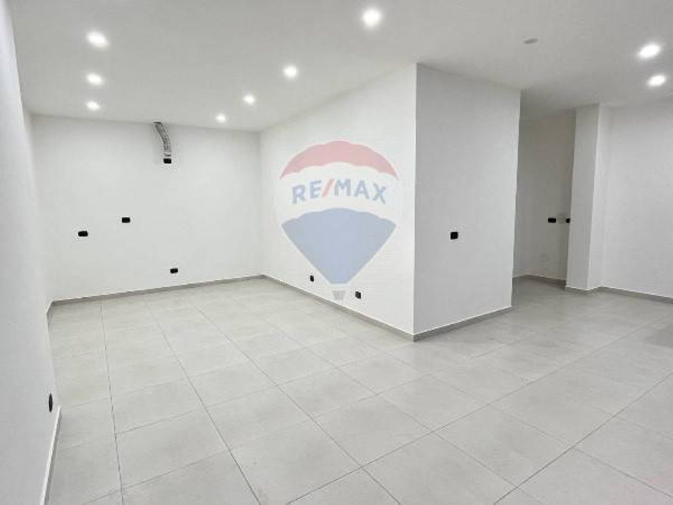2 rooms Commercial property in Bari, Italy No. 56762