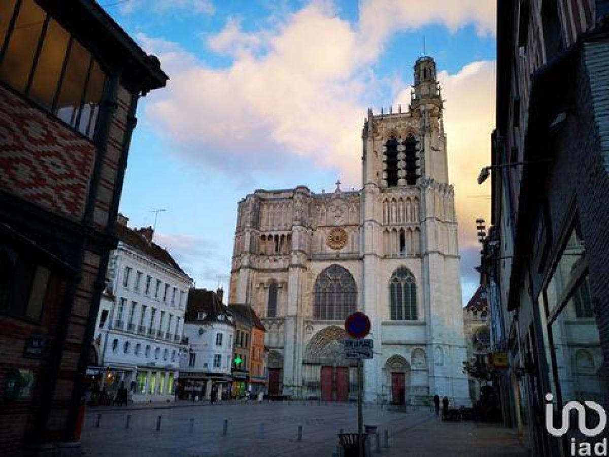 70m² Office in Sens, France No. 18625