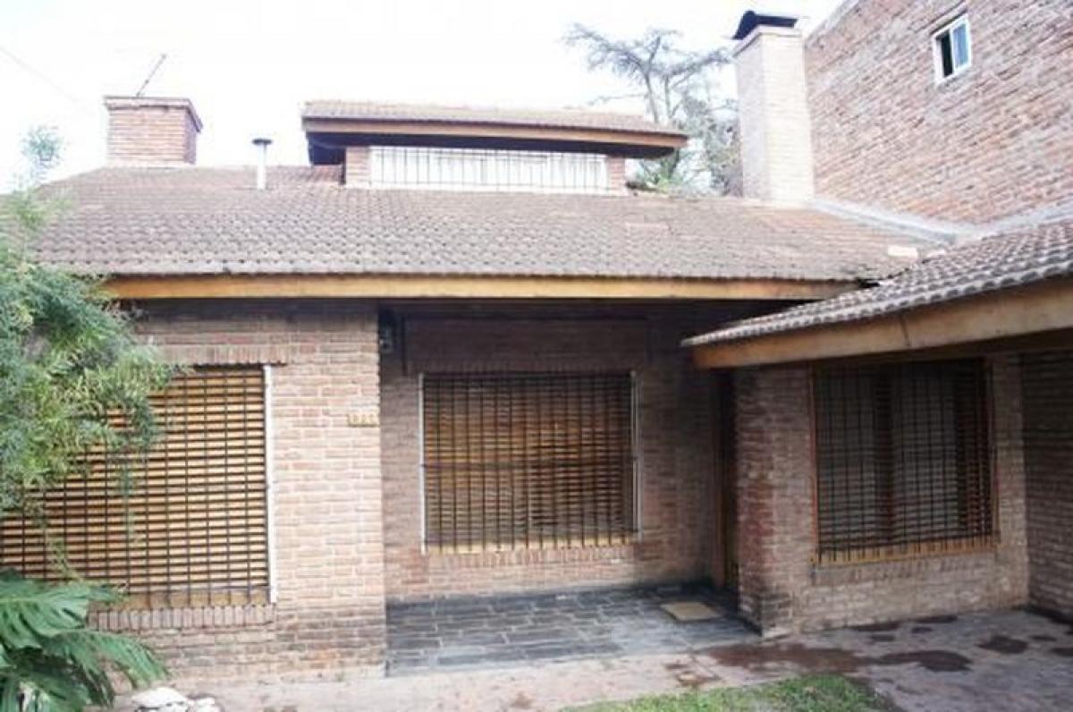 Casa de 3 dormitorios en Escobar, Argentina No. 74408