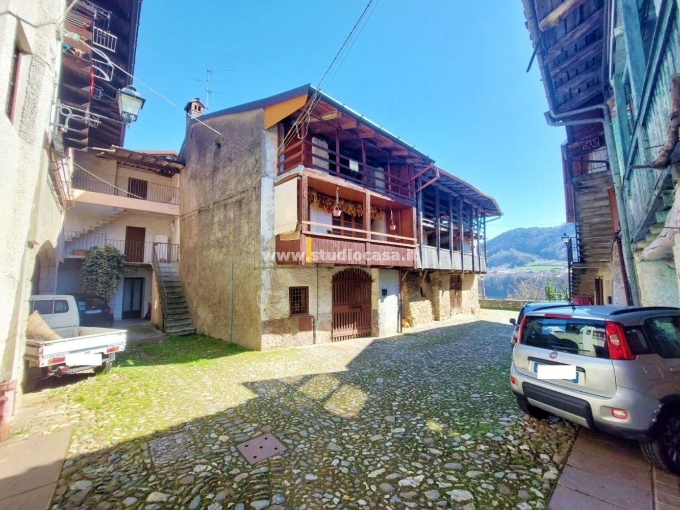 Casa de 6 habitaciónes en Parre, Italy No. 8471