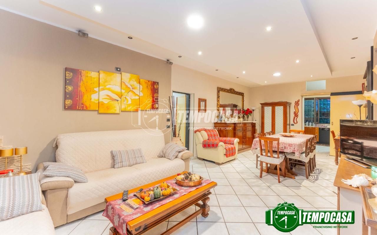 3 rooms House in Magenta, Italy No. 4808