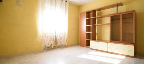 2 bedrooms Apartment in Cento, Italy No. 303596 2