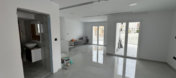 4 chambres maison de ville à vendre à Larnaka, Cyprus № 26077 9