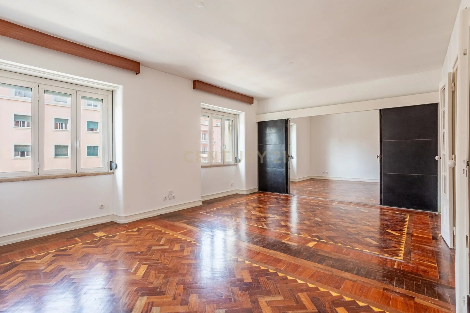 4 bedrooms Apartment in Lisbon, Portugal No. 90108