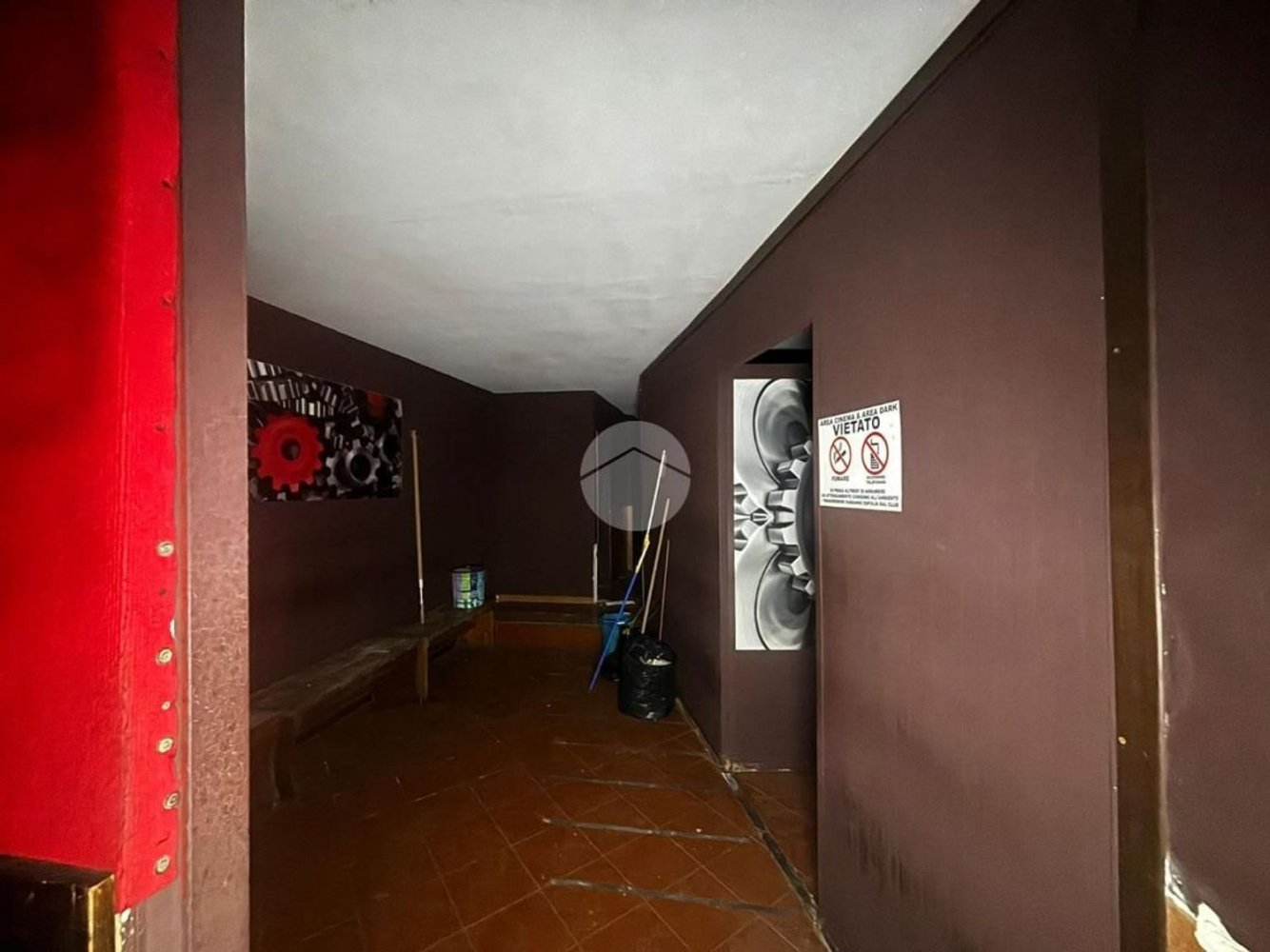  مستودع في Naples, Italy 250متر مربع رقم 103000