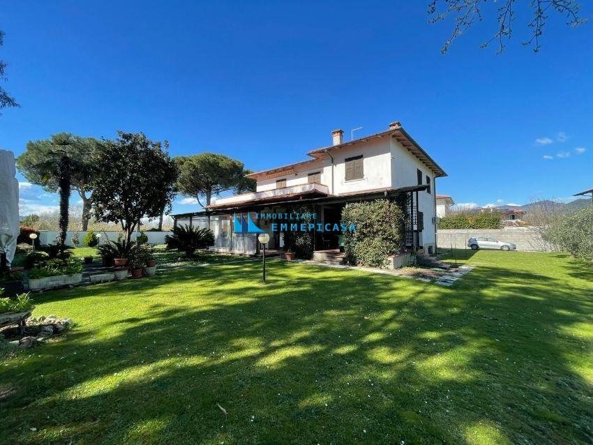 6 bedrooms Villa in Carrara, Italy No. 215094