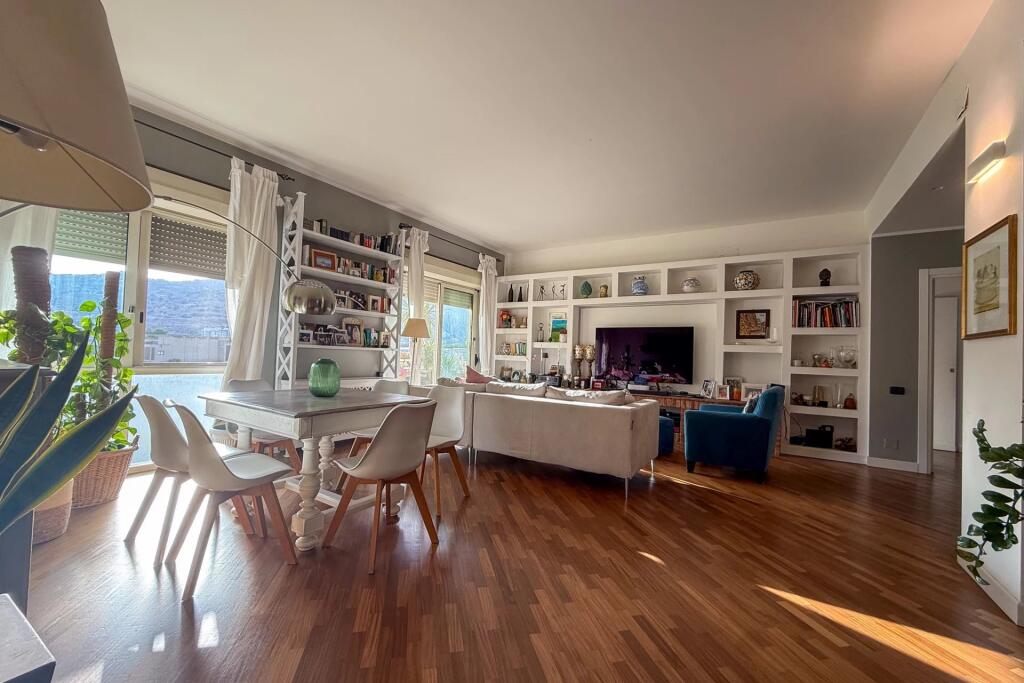 3 bedrooms Apartment in Palermo, Italy No. 329335