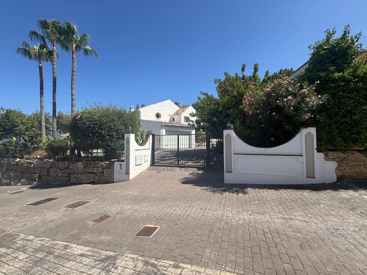 Villa de 3 dormitorios en Istán, Spain No. 180825