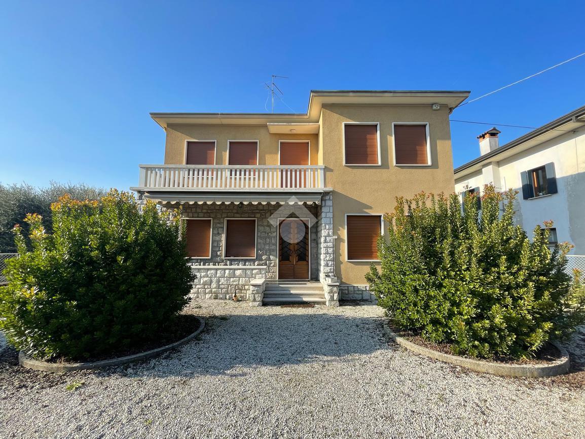 Villa de 4 habitaciónes en Vittorio Veneto, Italy No. 7303