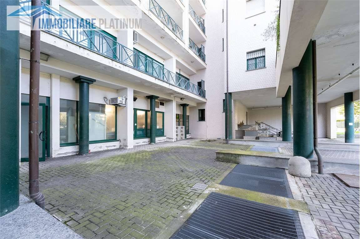 5 rooms Office in Biassono, Italy No. 310953