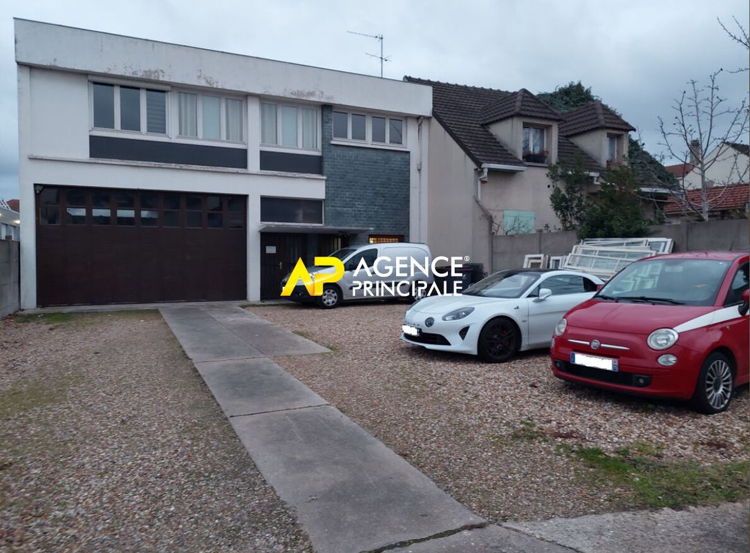 2 bedrooms Building in Bezons, France No. 187625