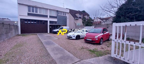 2 bedrooms Building in Bezons, France No. 187625 2