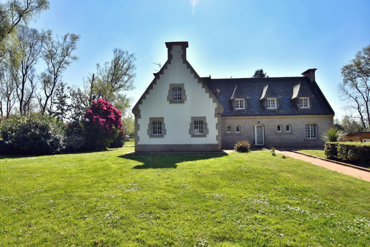 5 bedrooms House in Cast, France No. 208770