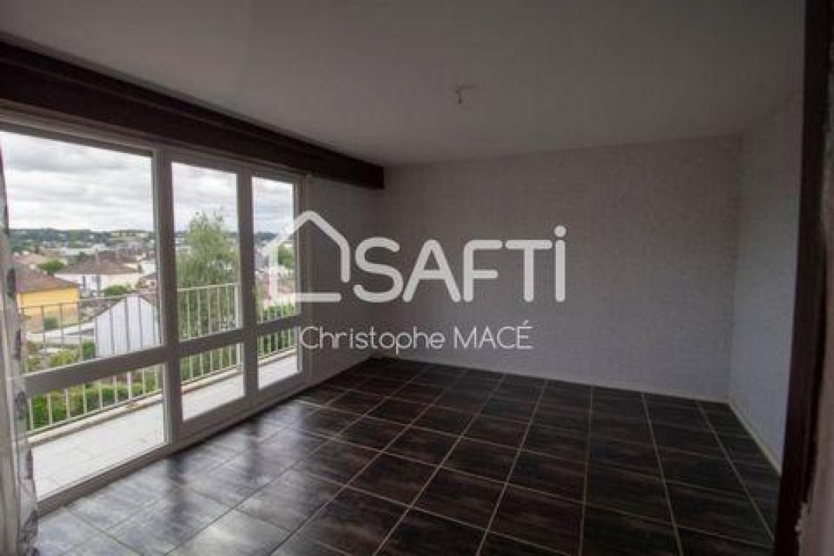 4 bedrooms Apartment in Laval, France No. 33458