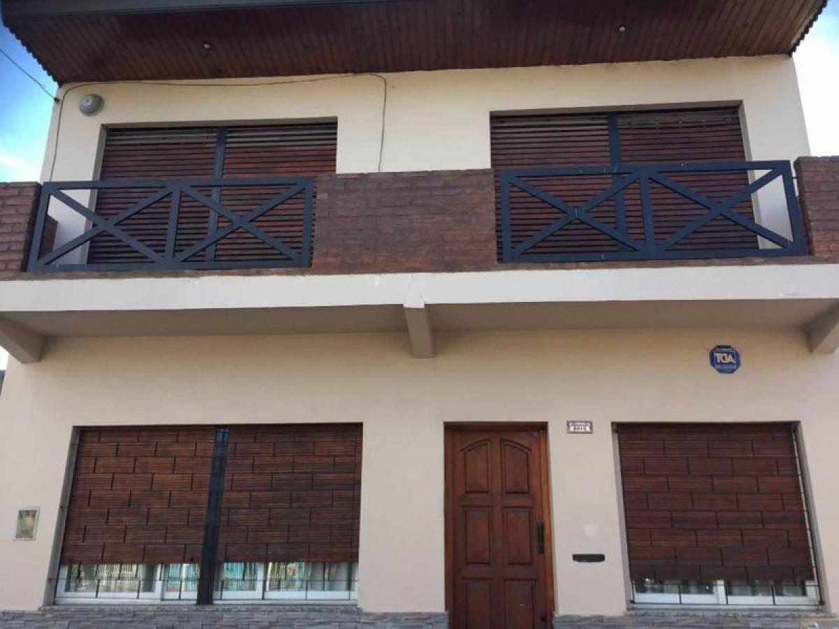 3 bedrooms House in Lanus, Argentina No. 53942