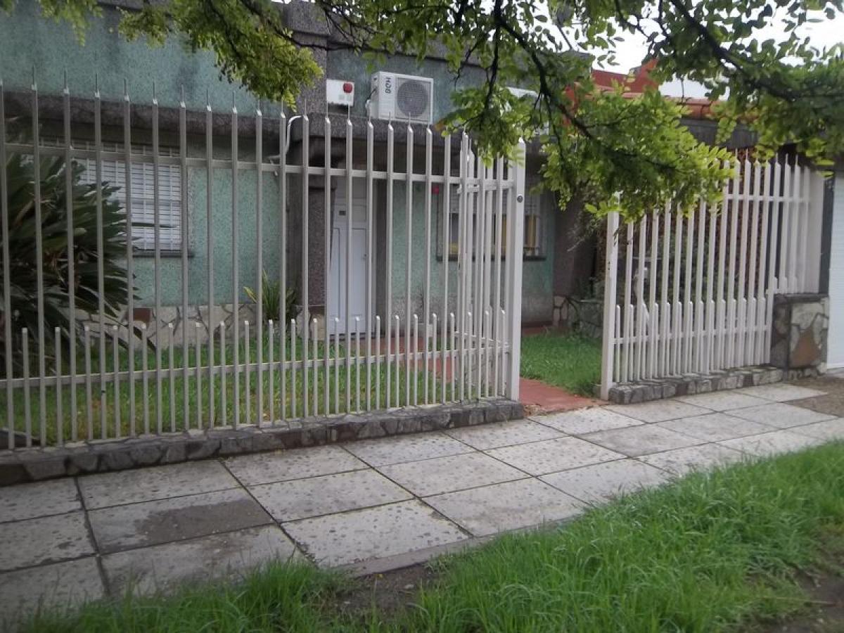3 bedrooms House in Hurlingham, Argentina No. 7623