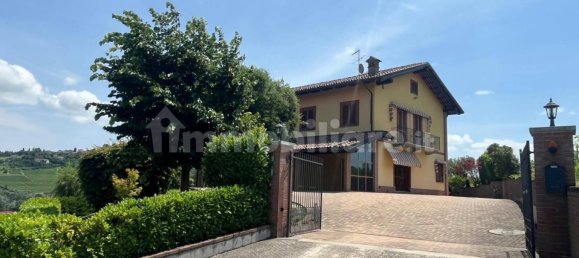4 bedrooms Villa in Canelli, Italy No. 104422 8