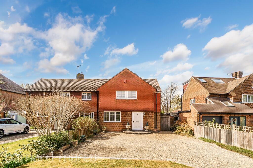 3 bedrooms House in Epsom, United Kingdom No. 9676