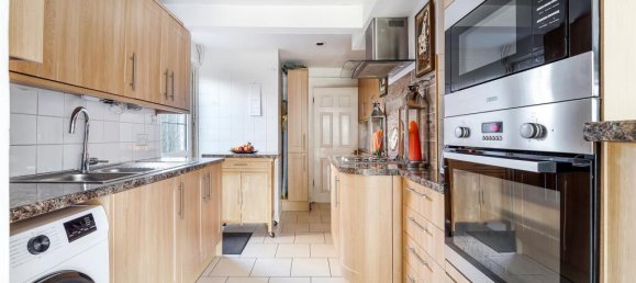 3 bedrooms House in Epsom, United Kingdom No. 9676 26