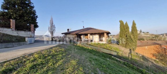2 Schlafzimmer Villa in Canale, Italy, Nr. 77280 3