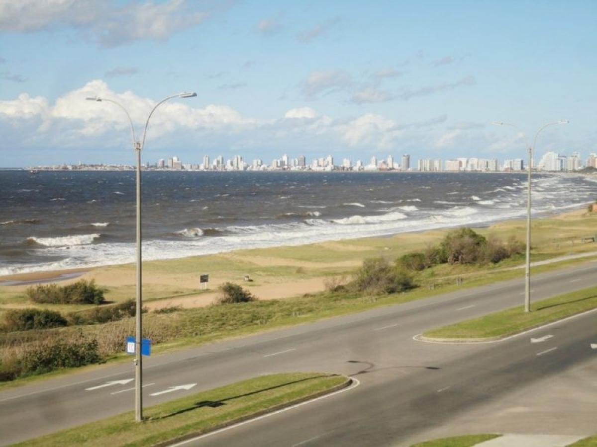 Apartamento de 3 dormitorios en Maldonado, Uruguay No. 6872