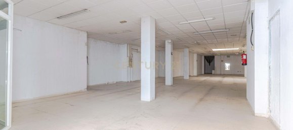 396m² Commercial property in Santa Fe, Spain No. 171050 13