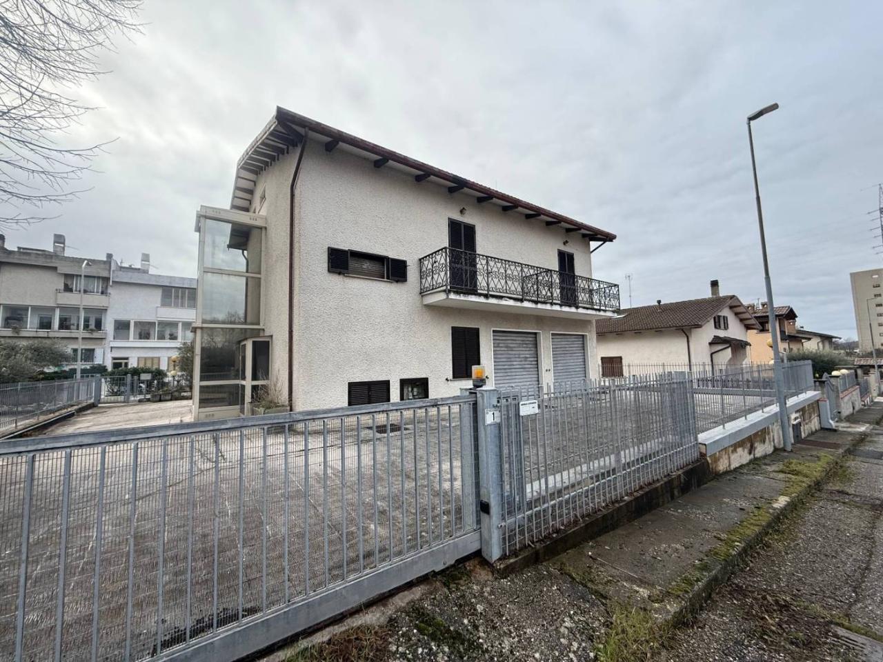 Villa de 9 divisões em Gualdo Tadino, Italy N.º 152947