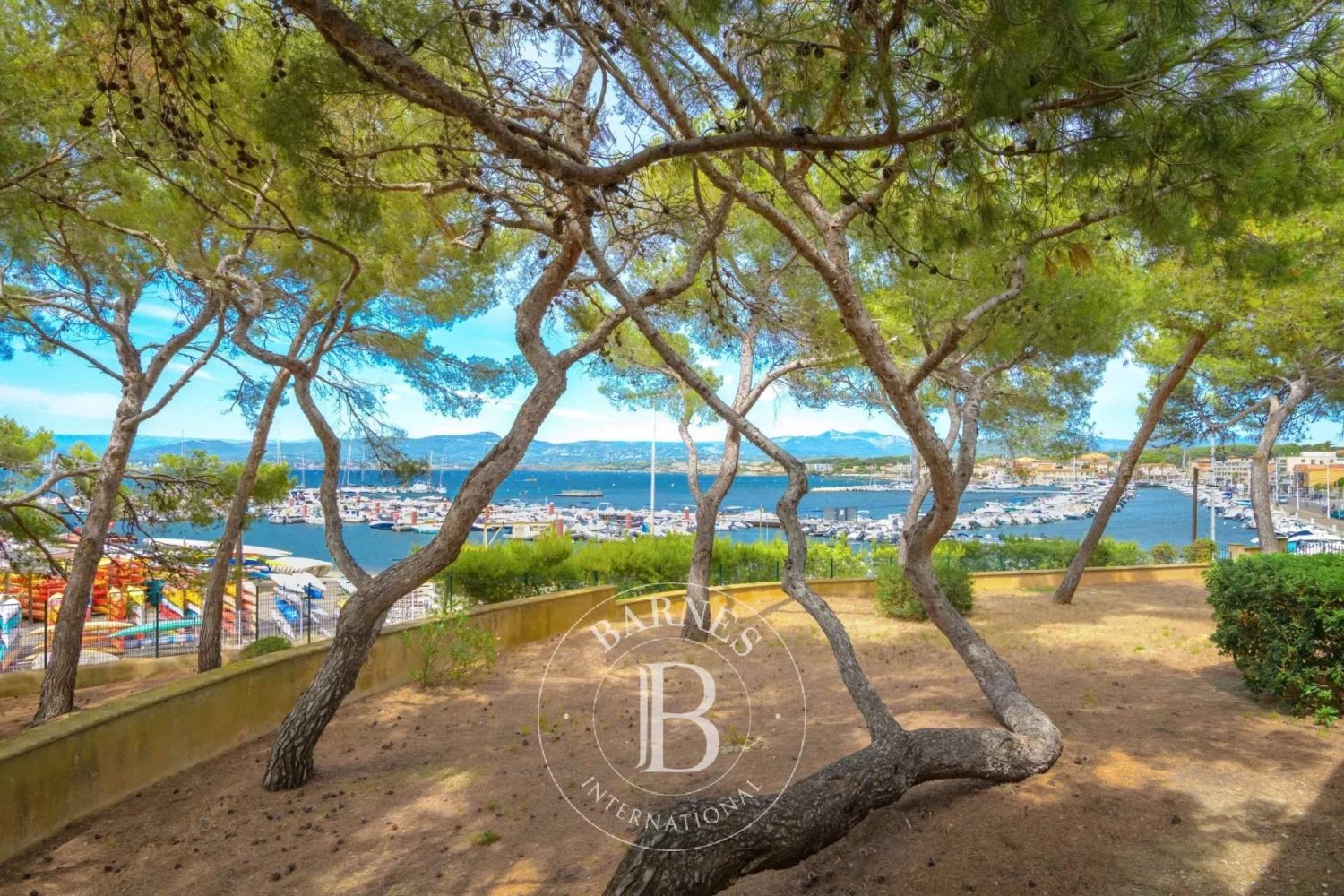 Villa de 7 dormitorios en Six-Fours-les-Plages, France No. 279577