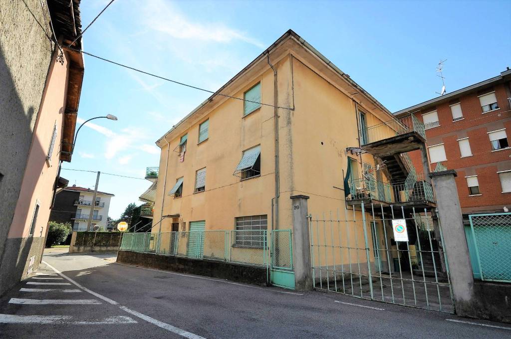 Bâtiment à Cisano Bergamasco, Italy 585m² No. 88245