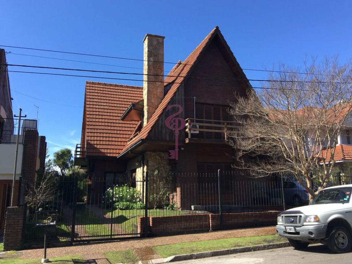 4 bedrooms House in Mar del Plata, Argentina No. 91149