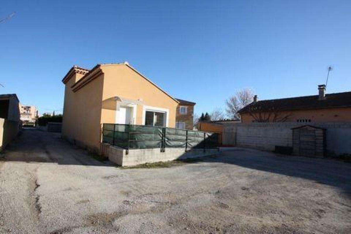 98m² Factory in Orange, France No. 18722