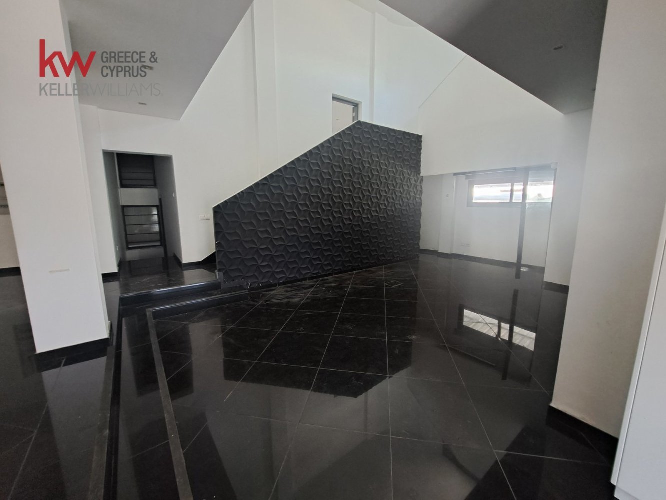 Escritório de 11 divisões em Larnaca, Cyprus N.º 173199