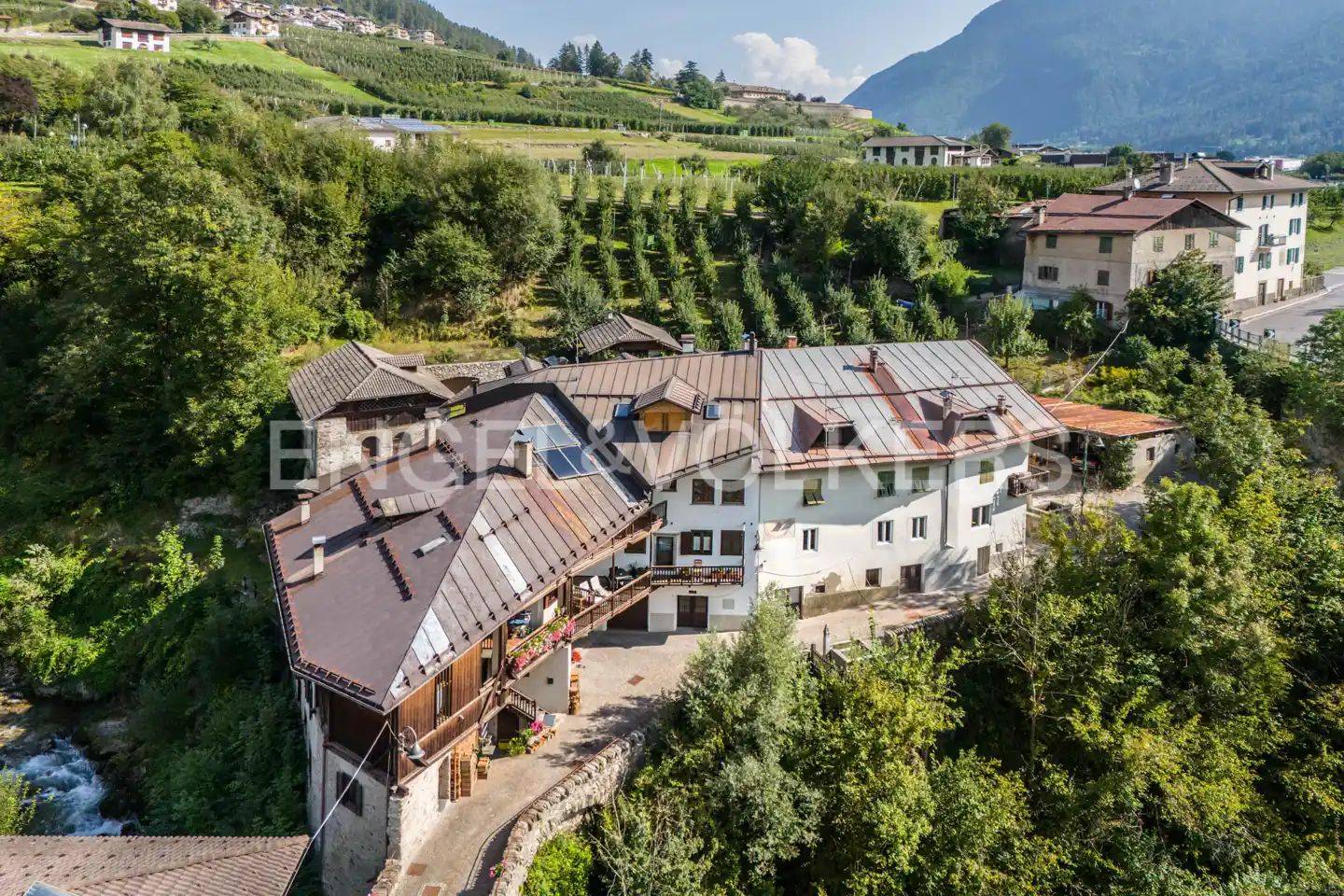 Вилла с 13 спальнями в Мале, Италия № 105568