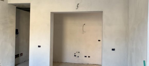 3 rooms Apartment in Florence, Italy No. 33013 2