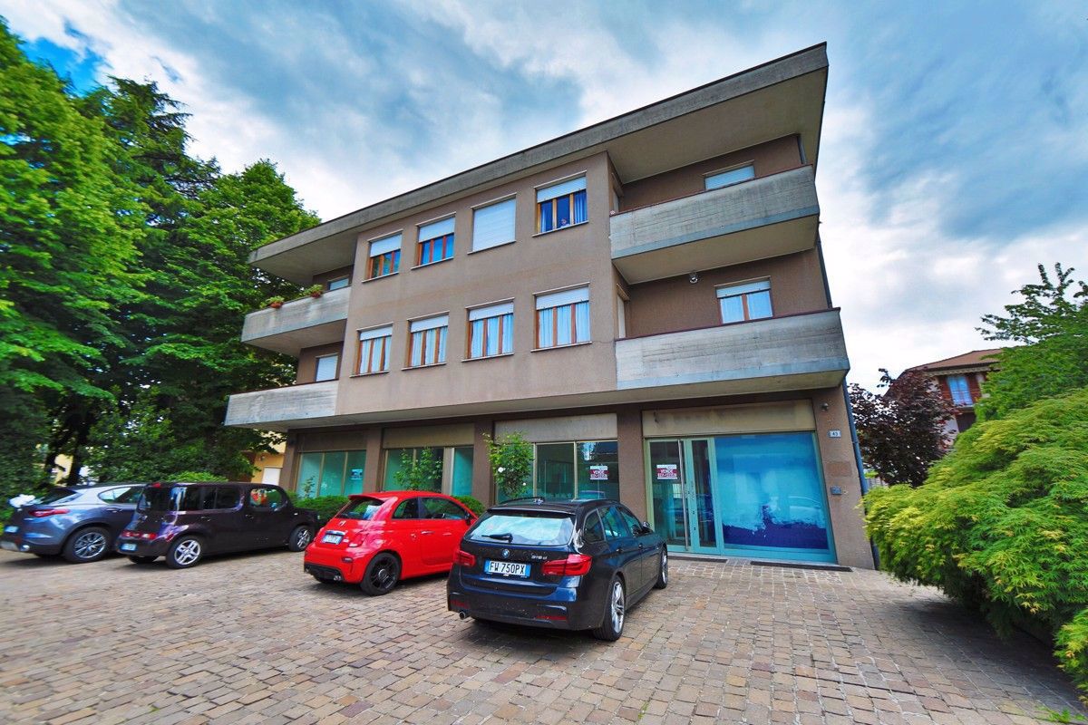 4 rooms Commercial property in Rescaldina, Italy No. 56685