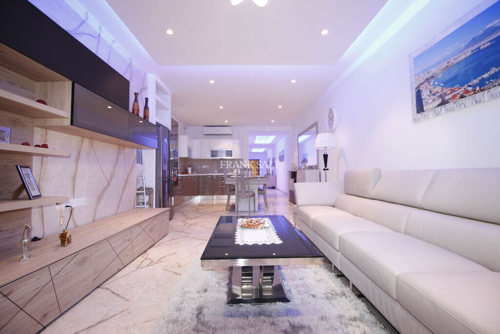 3 bedrooms Penthouse in Attard, Malta No. 11208