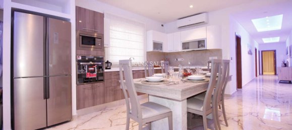 3 bedrooms Penthouse in Attard, Malta No. 11208 2