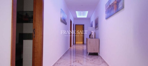 3 bedrooms Penthouse in Attard, Malta No. 11208 5