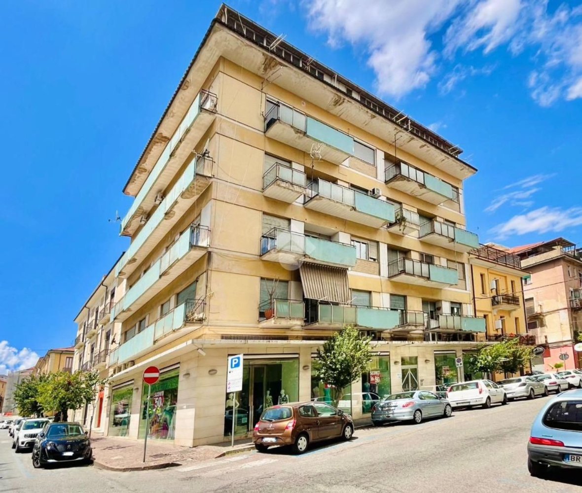Apartamento de 4 habitaciónes en Cosenza, Italy No. 281207