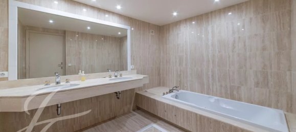 4 bedrooms Villa in Vallauris, France No. 195129 9