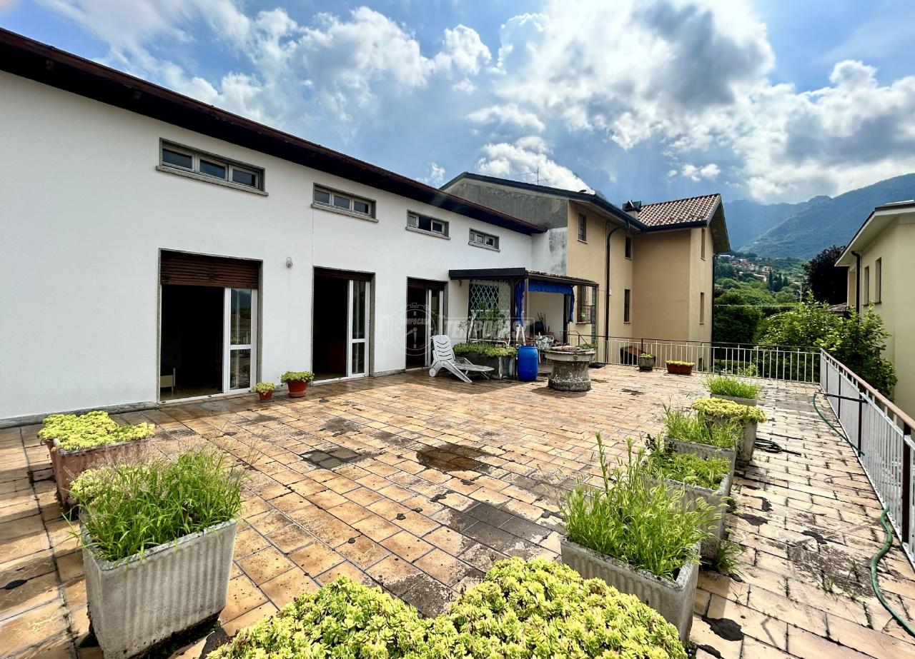 5 rooms Villa in Lecco, Italy No. 8032