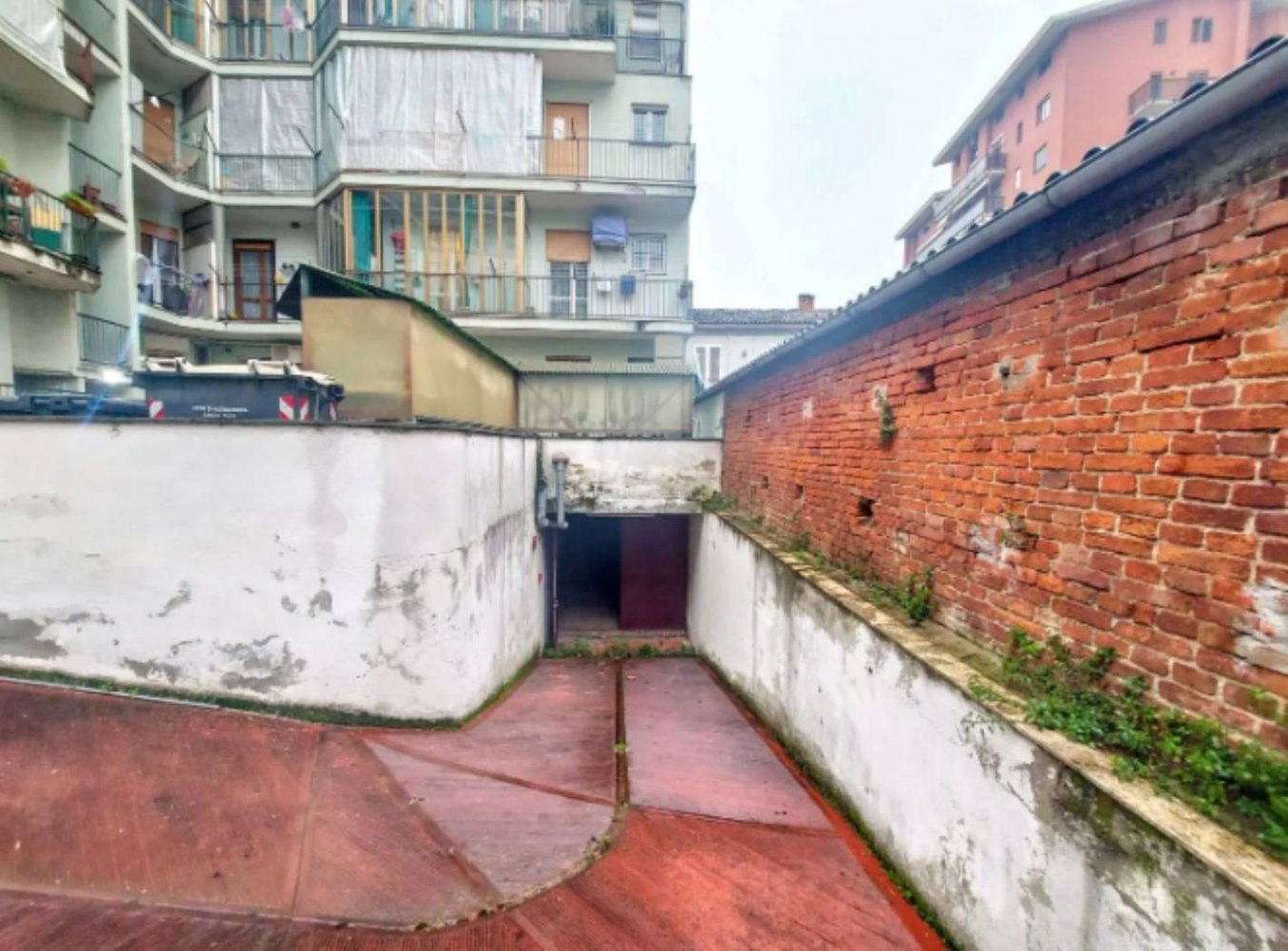 235m² Garage in Alessandria, Italy No. 278778