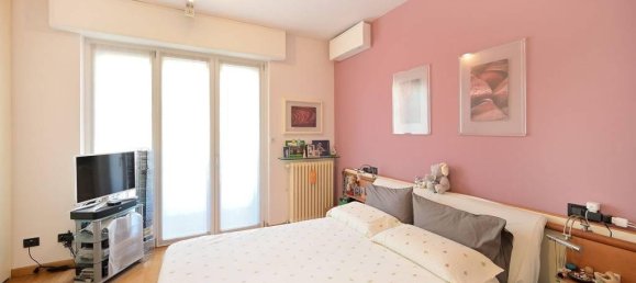 Дом с 4 комнатами в Виджевано, Италия № 25723 4