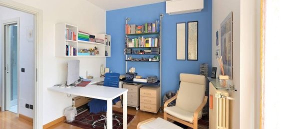 Дом с 4 комнатами в Виджевано, Италия № 25723 2