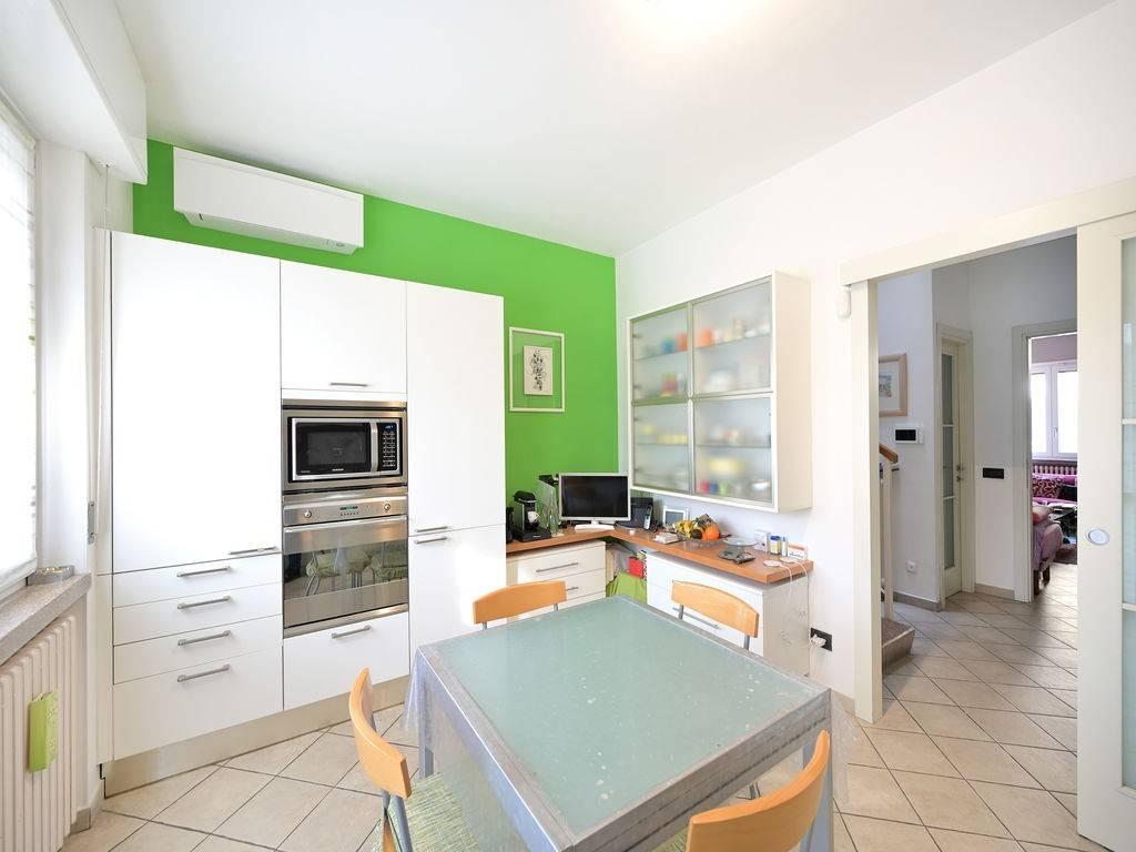 Дом с 4 комнатами в Виджевано, Италия № 25723