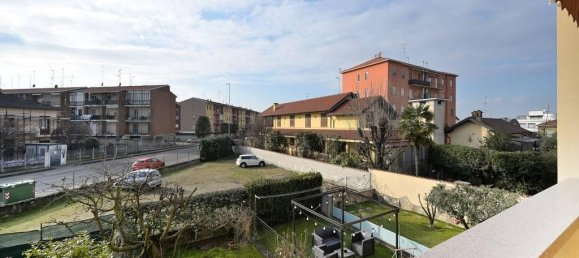 Дом с 4 комнатами в Виджевано, Италия № 25723 10