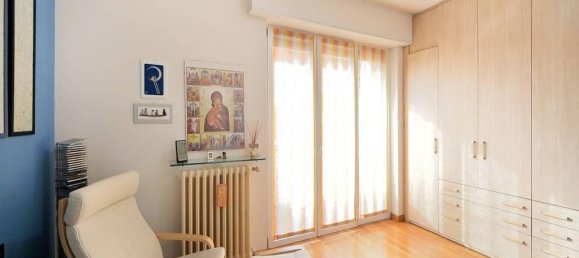 Дом с 4 комнатами в Виджевано, Италия № 25723 3