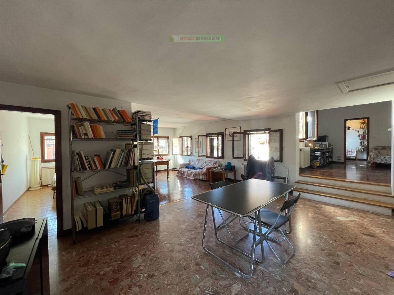 7 rooms Apartment in Venice, Italy No. 21818